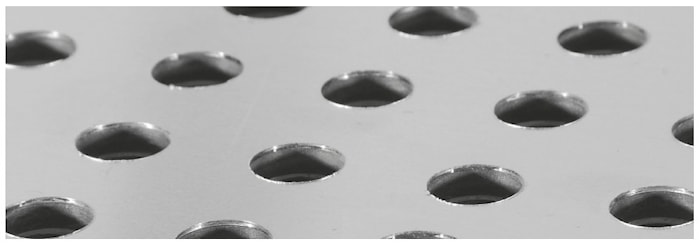 Увеличенная фотография оборотной стороны просверленной панели Алюминиевый композиционный материал просверлен высокоэффективным сверлом LEUCO VHW